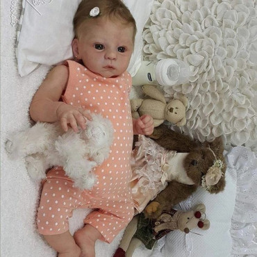 Muñeco tipo bebé reborn realista con ropa de topos