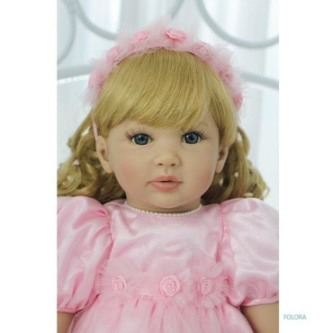 Muñeca tipo bebé reborn con tirabuzones rubios