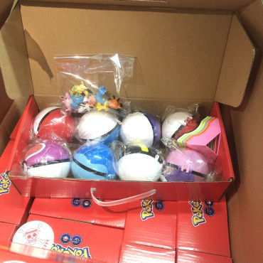 caja con 8 bolas pokemon más 8 figuras