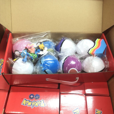 caja con 8 bolas pokemon más 8 figuras