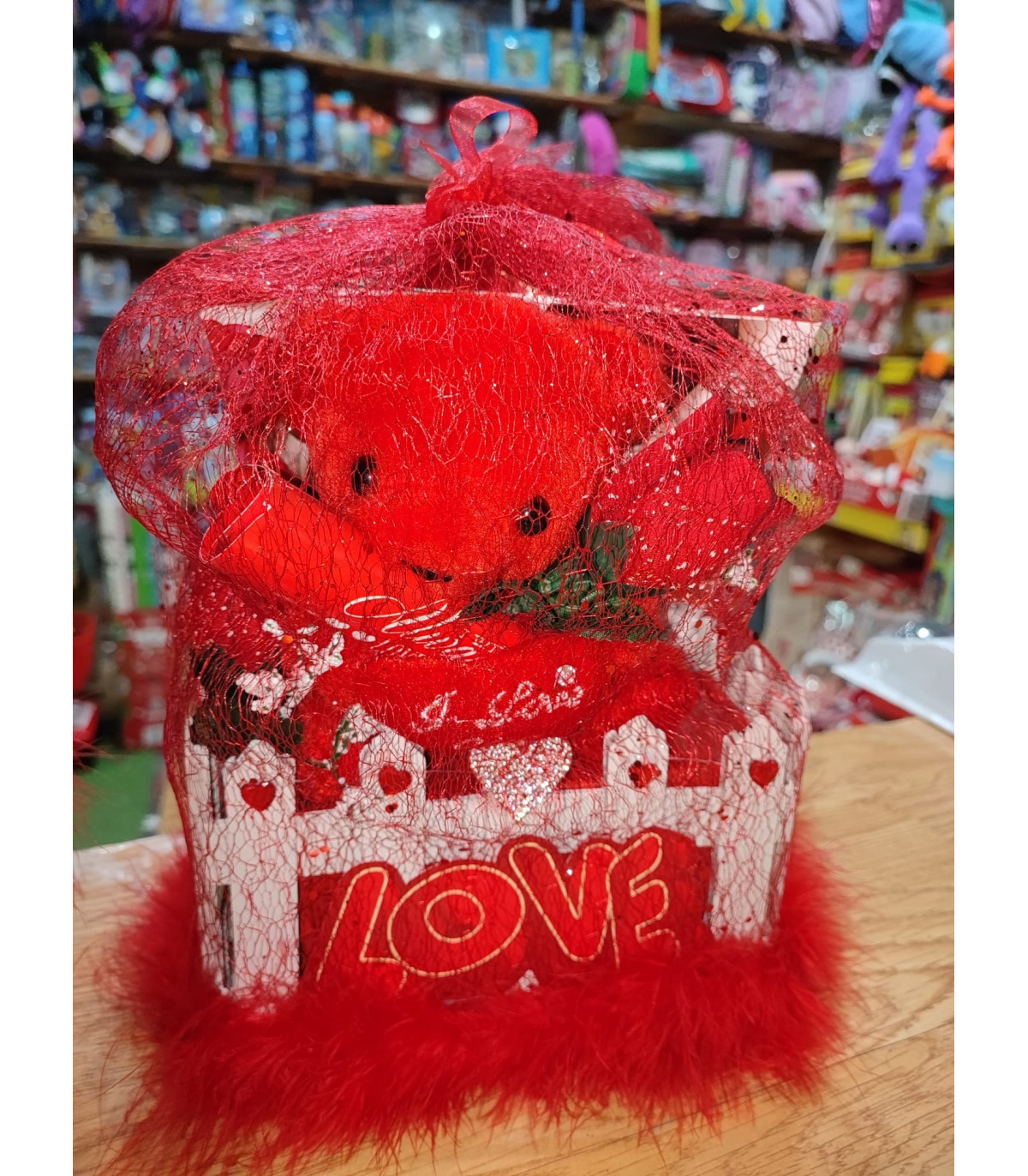 ¡Sorprende con Amor! Set Especial San Valentín: Oso Rojo, Cesta de Corazones y Mensaje Apasionado