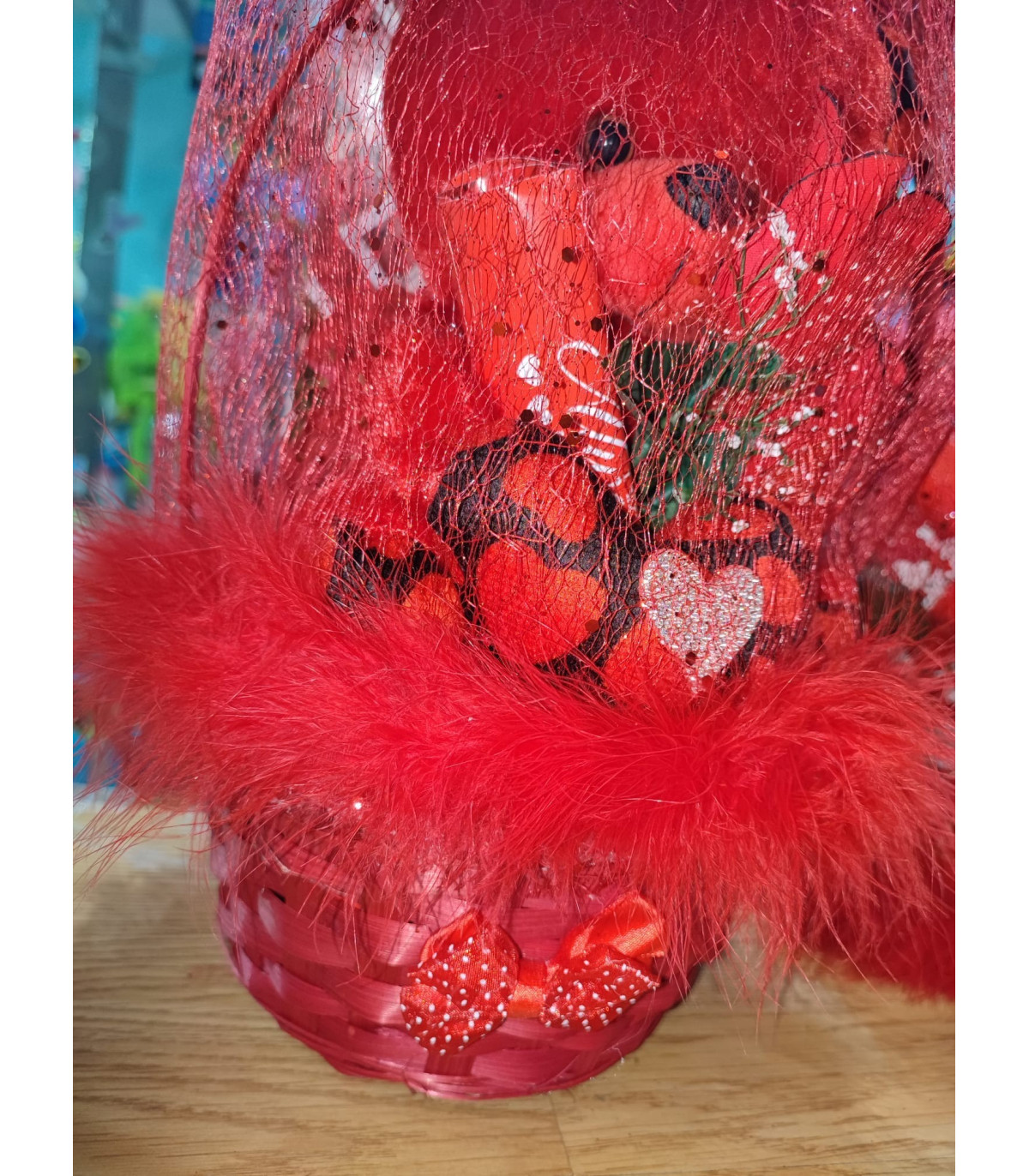 ¡Sorprende con Amor! Set Especial San Valentín: Oso Rojo, Cesta de Corazones y Mensaje Apasionado