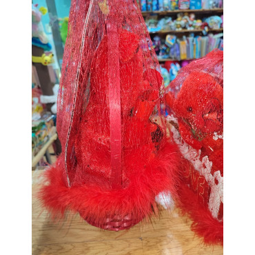 ¡Sorprende con Amor! Set Especial San Valentín: Oso Rojo, Cesta de Corazones y Mensaje Apasionado