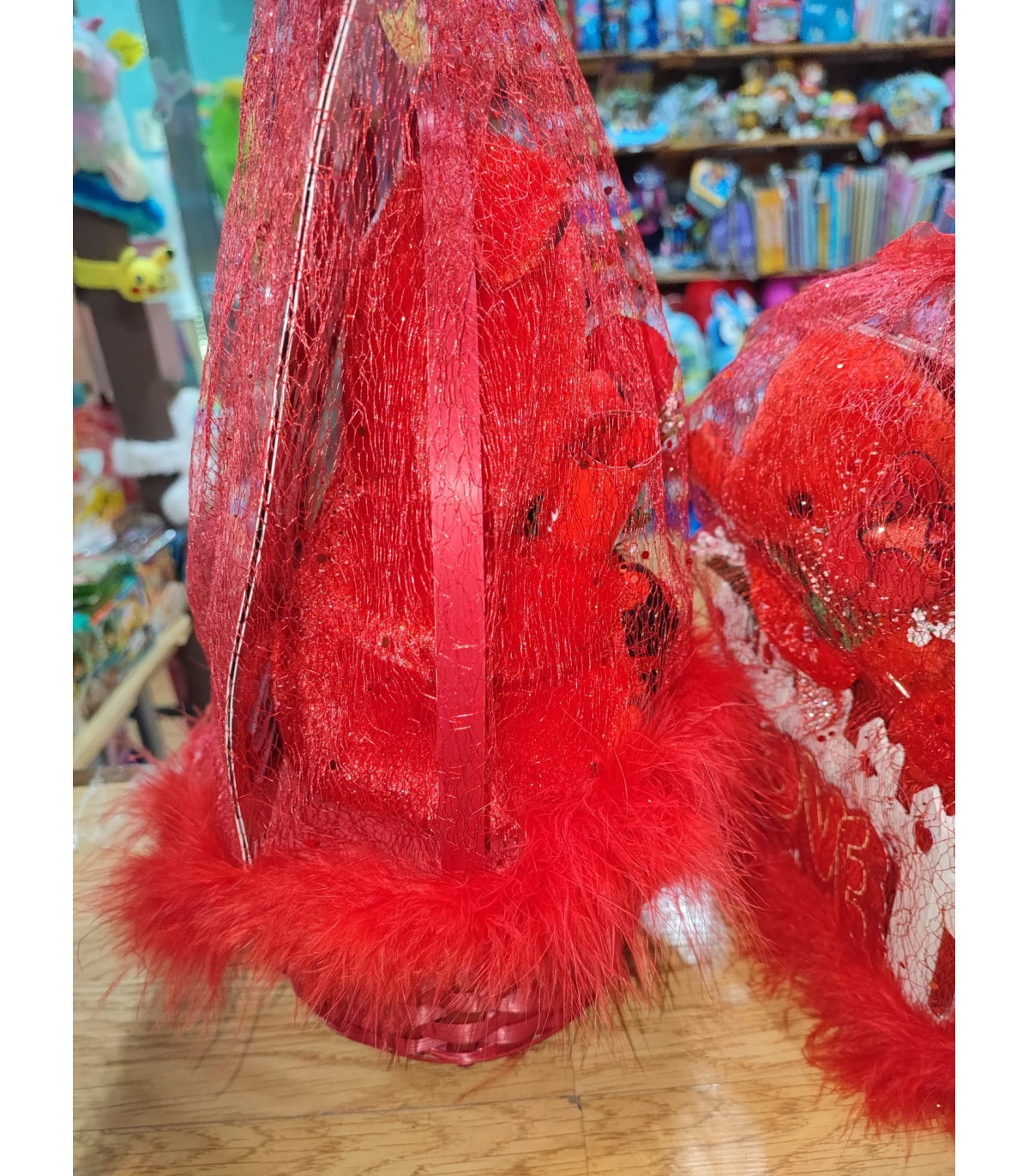 ¡Sorprende con Amor! Set Especial San Valentín: Oso Rojo, Cesta de Corazones y Mensaje Apasionado
