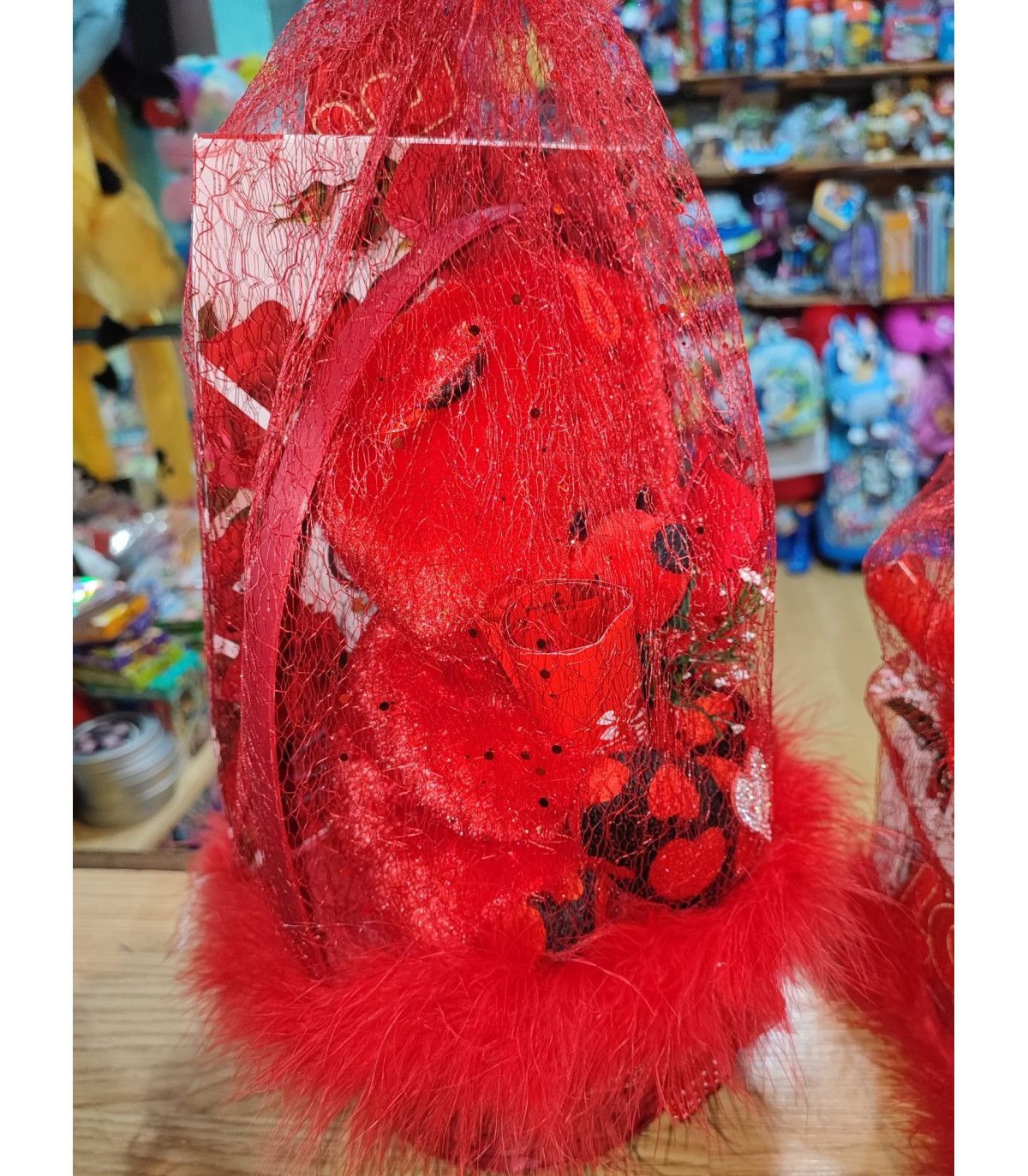 ¡Sorprende con Amor! Set Especial San Valentín: Oso Rojo, Cesta de Corazones y Mensaje Apasionado