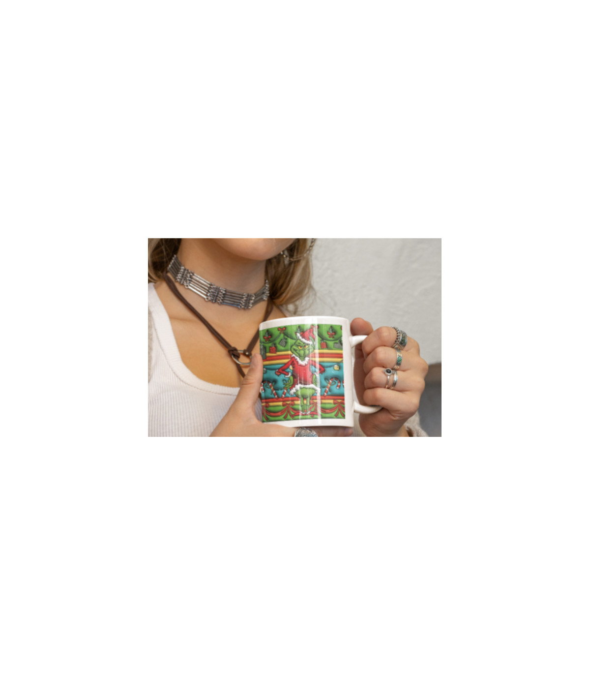 Taza Navideña del Grinch con Santa y su Perro: ¡Magia Festiva en Cada Sorbo! 🎅