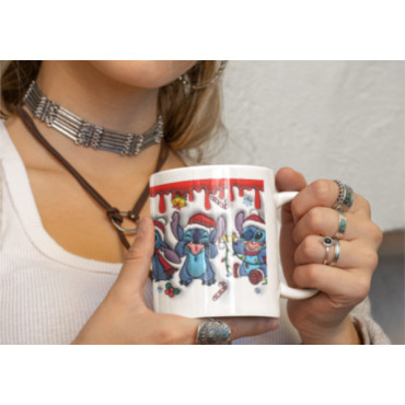 ¡Navidad Mágica con Nuestra Taza de Muchos Stitch y Gorro ! 🎄✨