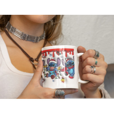 ¡Navidad Mágica con Nuestra Taza de Muchos Stitch y Gorro ! 🎄✨