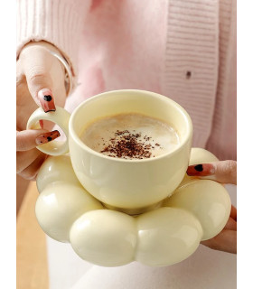 Taza Creativa de Cerámica con Plato Decorativo de Nube: Elegancia en Cada Sorbo