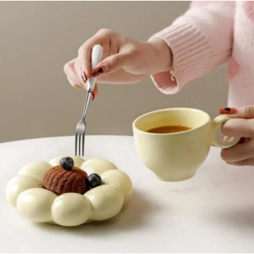 Taza Creativa de Cerámica con Plato Decorativo de Nube: Elegancia en Cada Sorbo