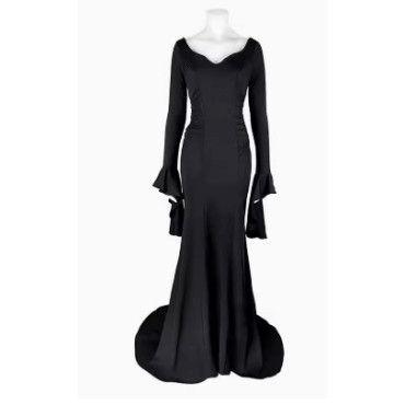 Reina la oscuridad y el hallowen comprando el cosplay de Morticia
