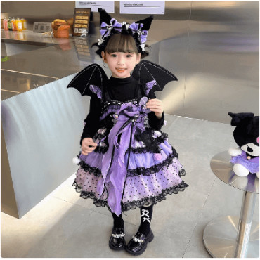 Disfraz de Kuromi para Niñas: ¡La Reina del Mal se Prepara para la Fiesta!