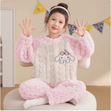 Conjunto de pijamas Sanrio: Comodidad y ternura para niñas