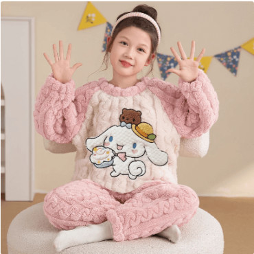 Conjunto de pijamas Sanrio: Comodidad y ternura para niñas