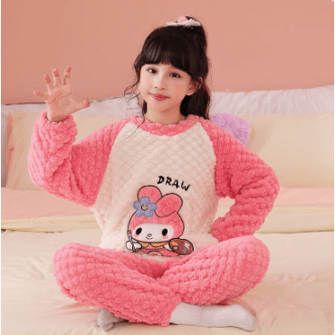 Conjunto de pijamas Sanrio: Comodidad y ternura para niñas