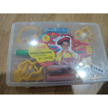 Caja de plastelinas de colores con estris