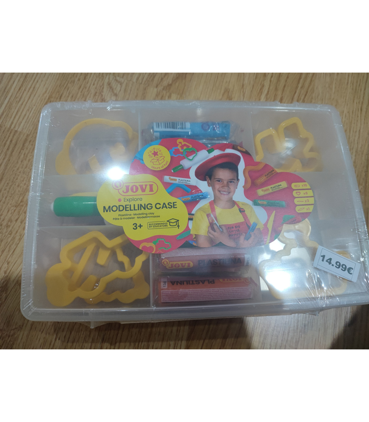 Caja de plastelinas de colores con estris