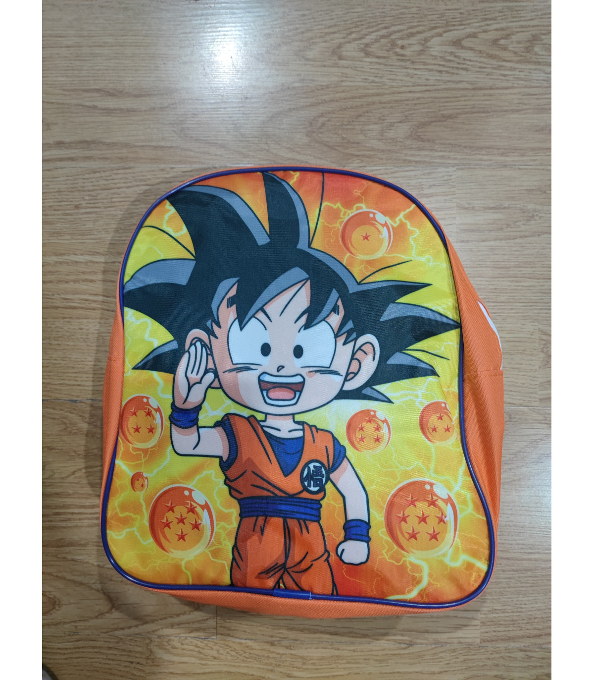 Mochila de dragon ball de color naranja i amarillo