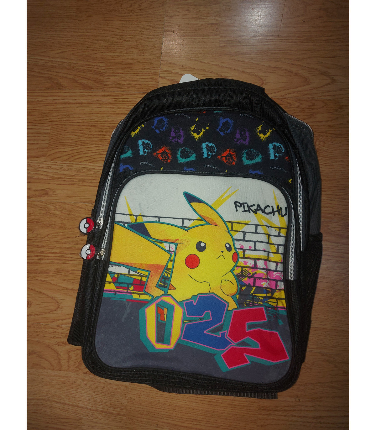 Mochila de pokemón que sale picachu en la portada