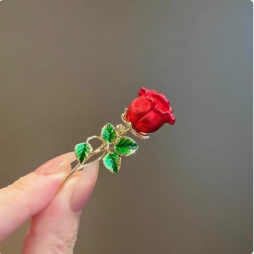 Pin Rosa de Sant Jordi: Celebra la tradición con estilo y apoya una buena causa