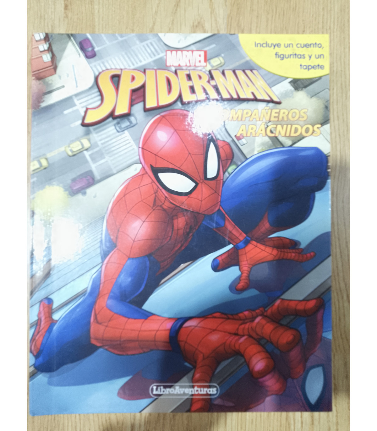CUENTO FIGURAS Y TAPETE DE SPIDERMAN COMPAÑEROS ARÁCNIDOS
