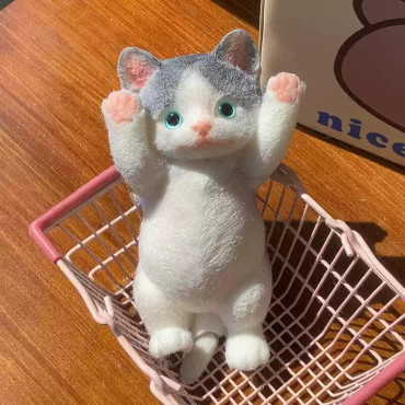 Colecciona la ternura. Figuras de gatos para apretar y exhibir.