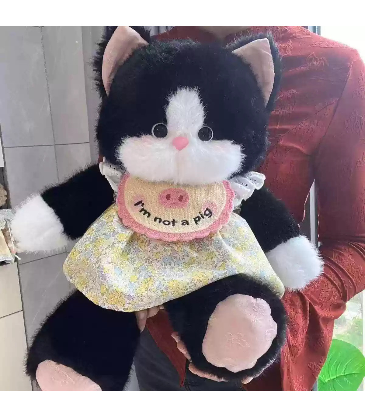 Misterioso y adorable: Peluche de gato gris y negro.