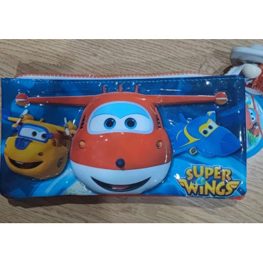 Estuche Triple Aventuras Super Wings - ¡Dale alas a la imaginación de tu pequeño explorador! Organiza con estilo y deja que Jett