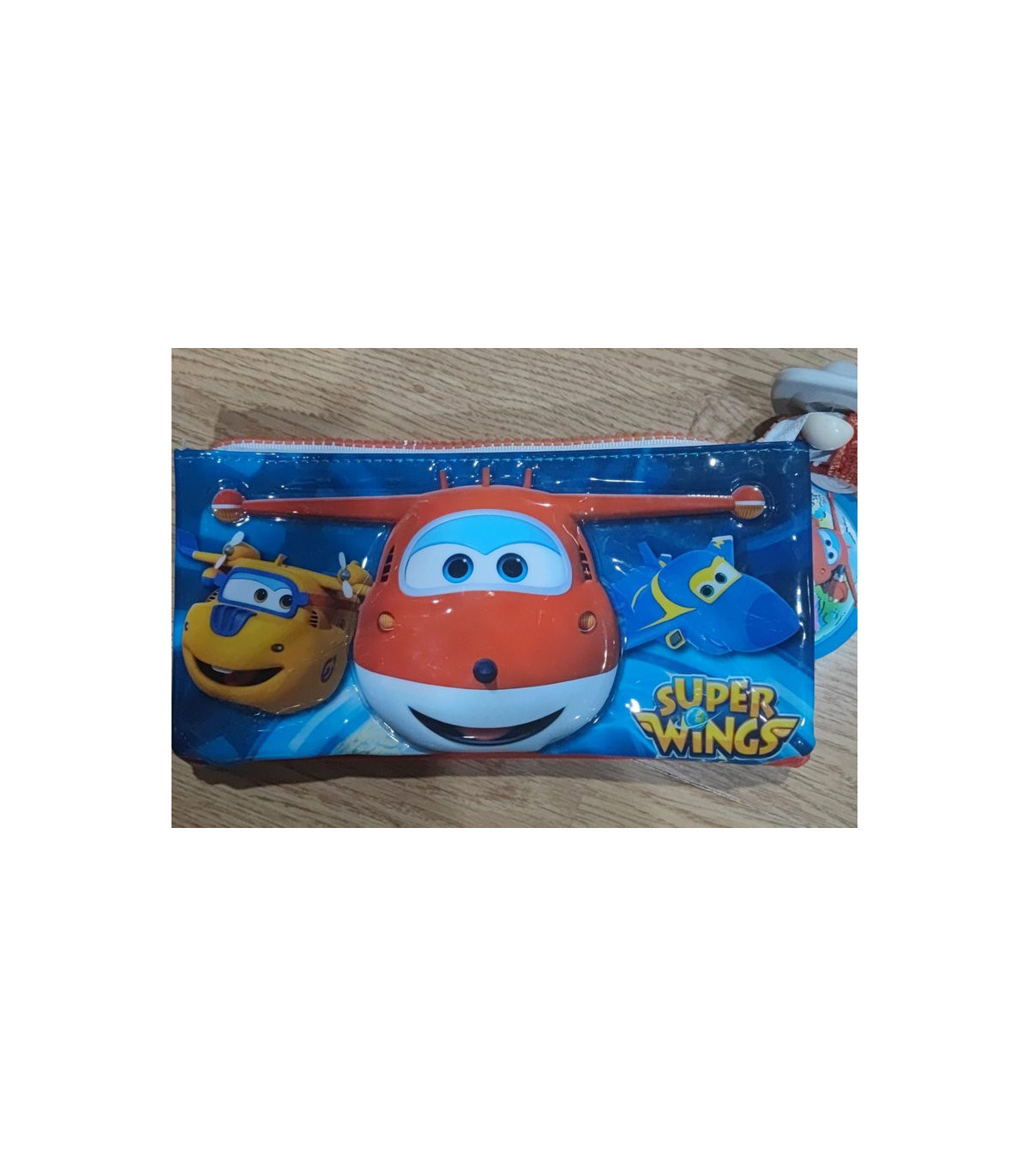 Estuche Triple Aventuras Super Wings - ¡Dale alas a la imaginación de tu pequeño explorador! Organiza con estilo y deja que Jett